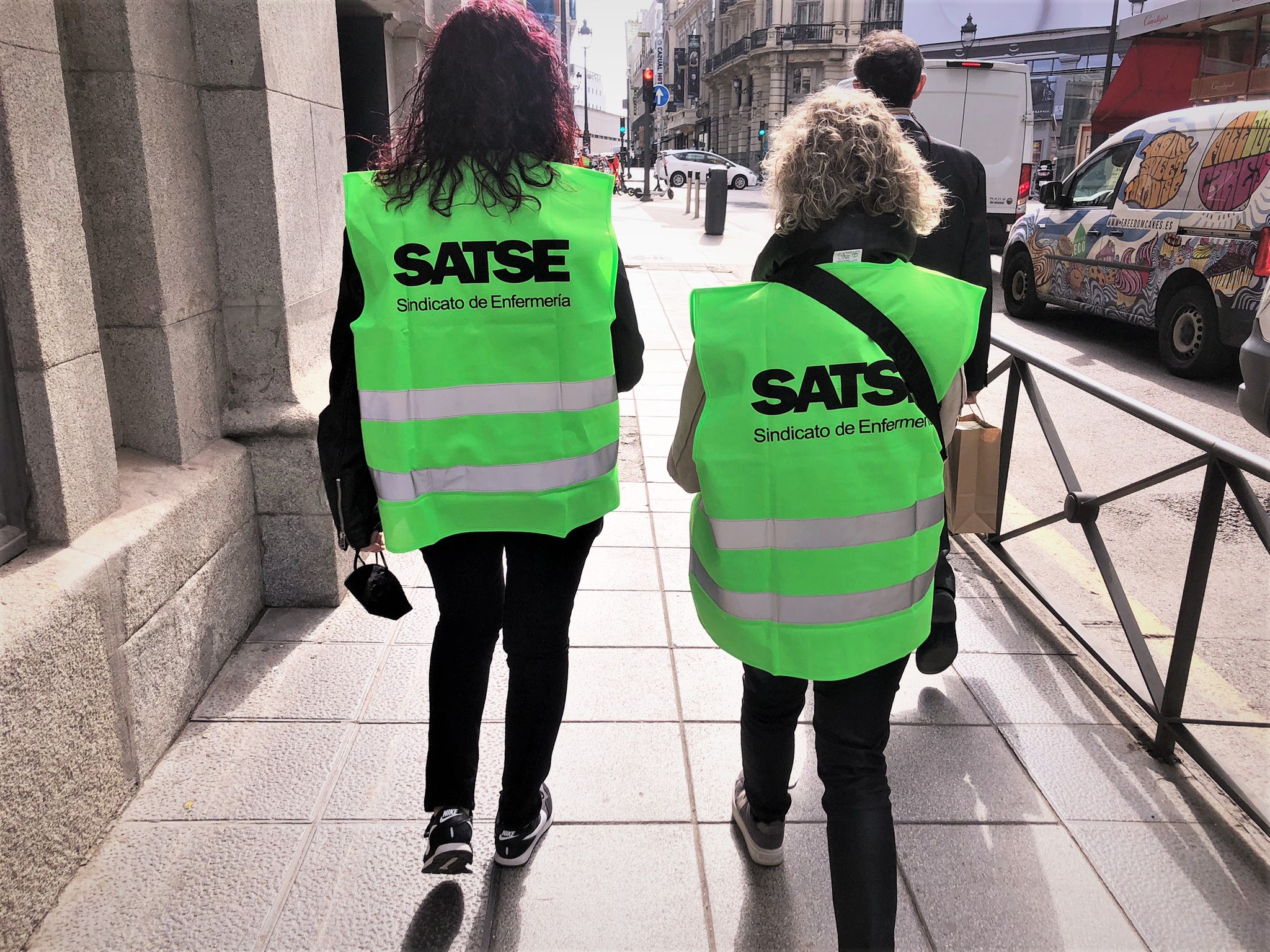 Delegadas de espaldas
