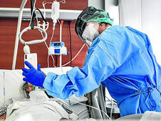enfermo covid enfermera epi asistiendo hospital