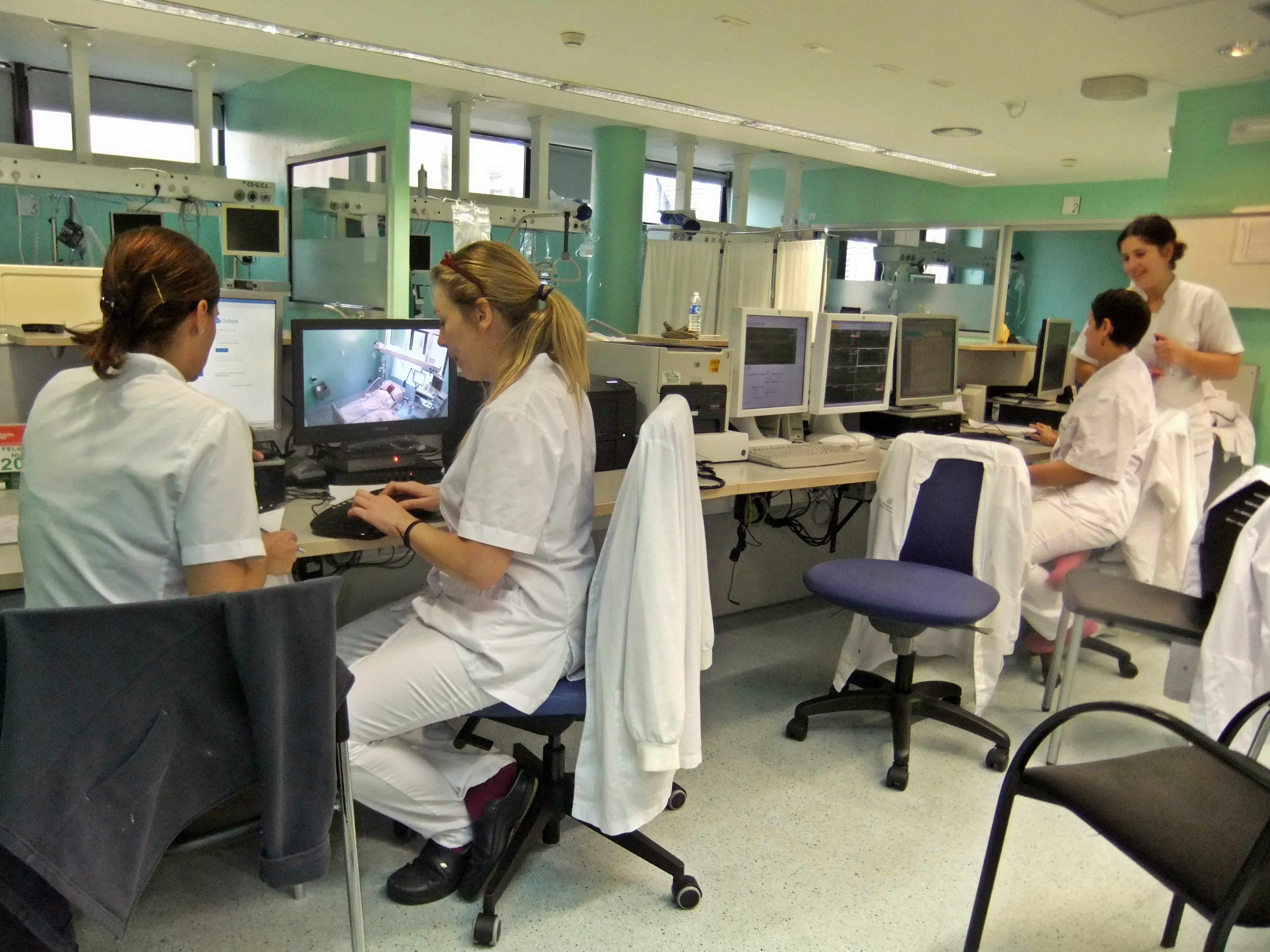 Enfermeras transmitiendo información