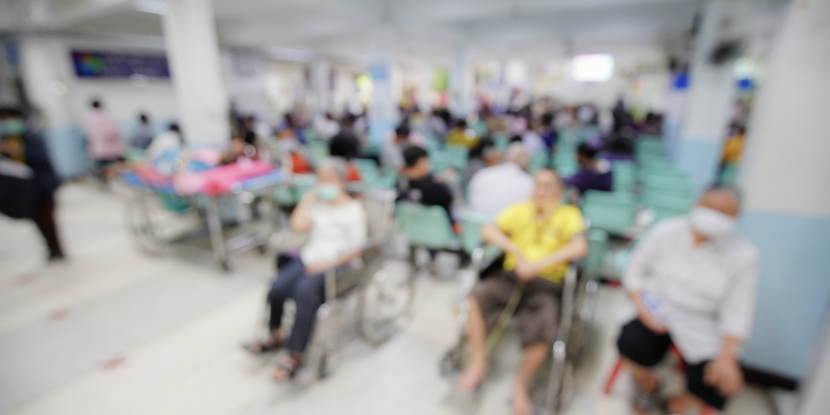 Sala de espera hospital llena