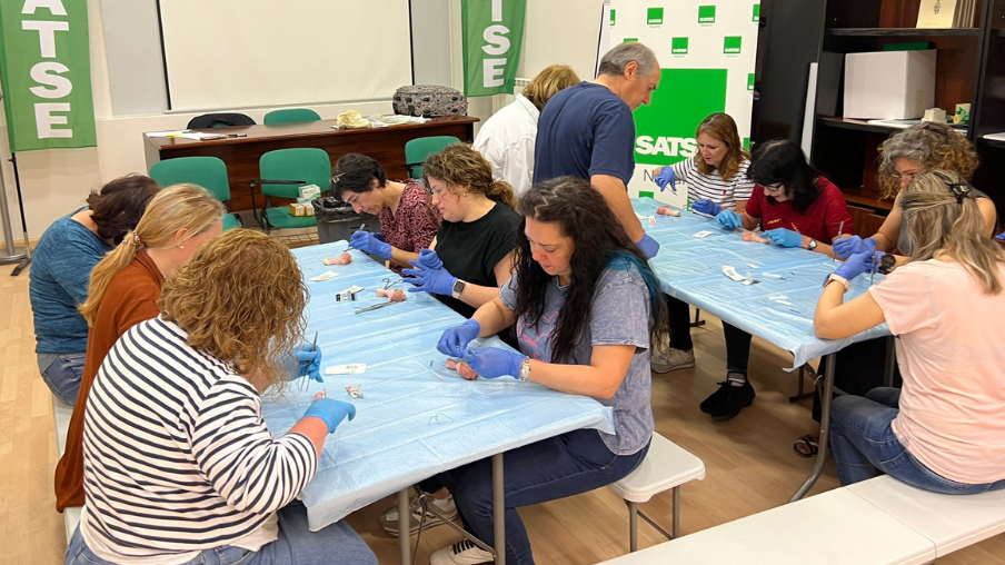 enfermeras en un taller de cirugía menor