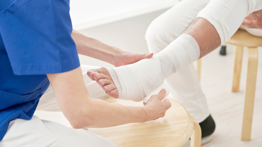 fisioterapeuta tratando esguince