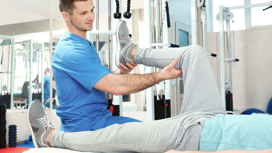 Fisioterapeuta asistiendo a un joven