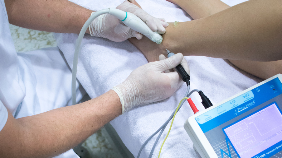 Fisioterapia asistiendo a paciente