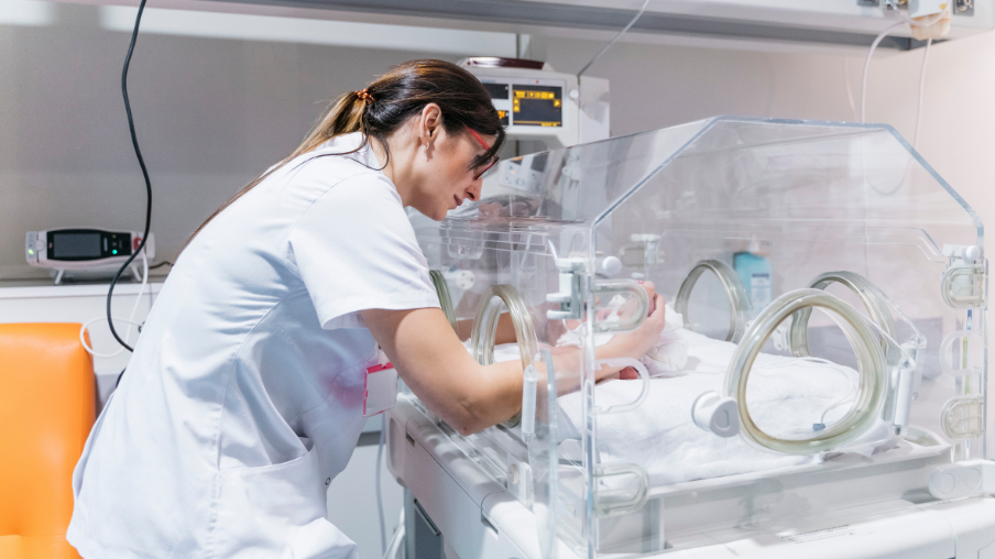 Enfermera matrona atendiendo a neonato