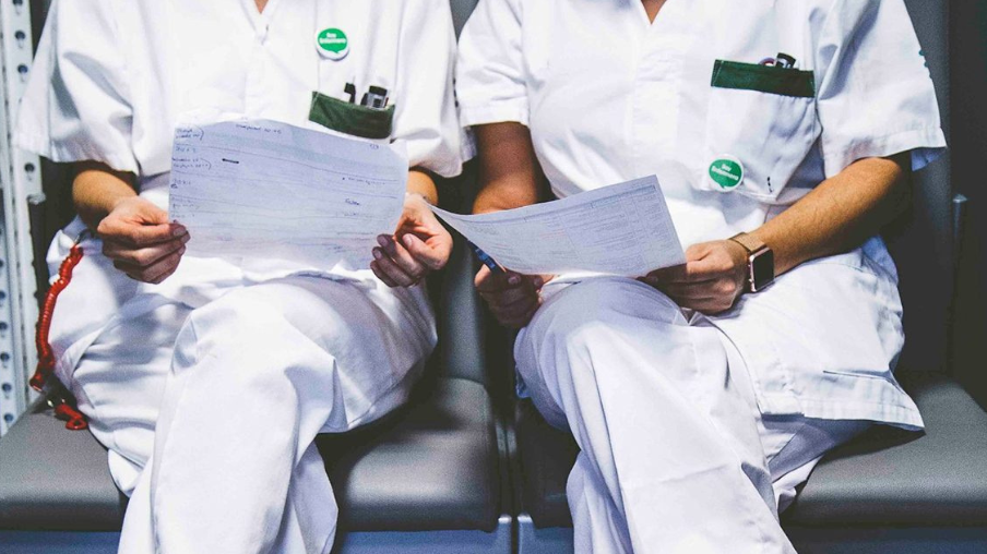 Enfermeras hablando de pacientes
