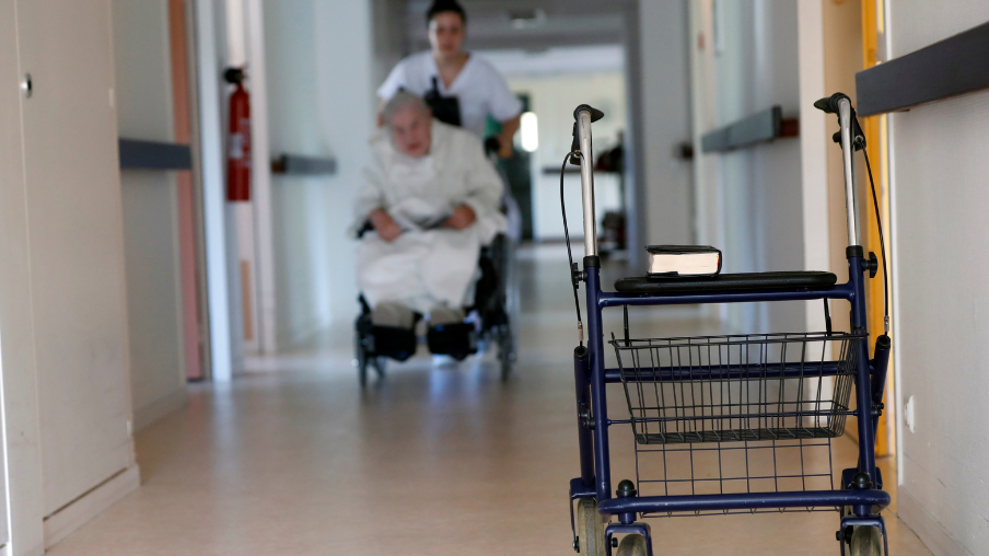 Enfermera en una residencia de ancianos